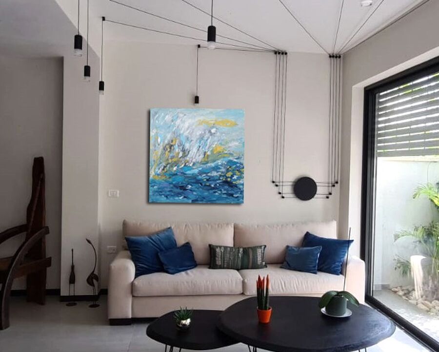הדמיה עם הציור "נוף מיימי 2" בבית מעוצב ברעות