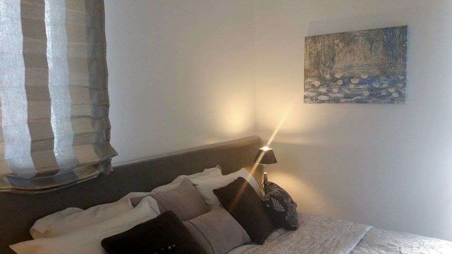 הדפס "חבצלות מים" בחדר שינה של בית לדוגמא בבקעה, עיצוב: אנט פרומר
