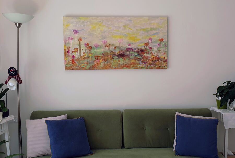 הדפס אמנותי של "פרחי אביב" בבית לקוחה מקסימה בדיור מוגן פלאס מודיעין